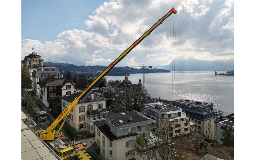 Das Bohrgerät wird mittels Kranhub in den Garten gehoben Das Bohrgerät wird mittels Kranhub in den Garten gehoben