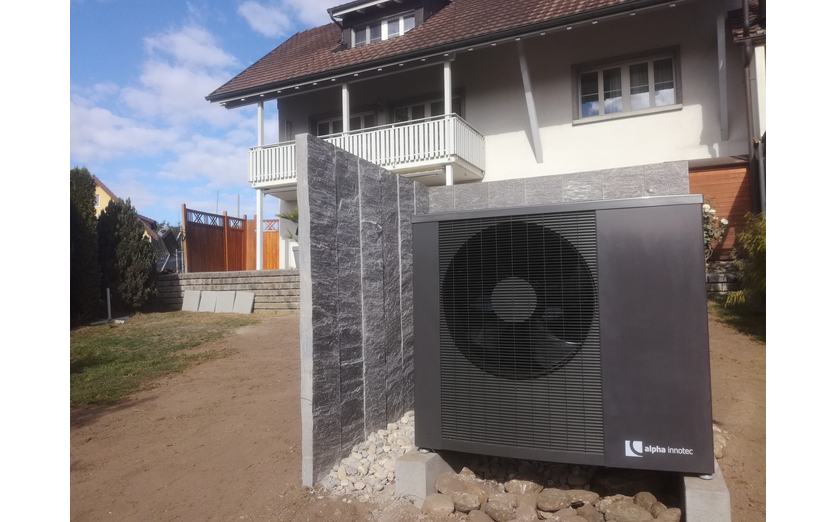 neues Heizungssystem: aussen aufgestellte Luft/Wasser-Wärmepumpe neues Heizungssystem: aussen aufgestellte Luft/Wasser-Wärmepumpe